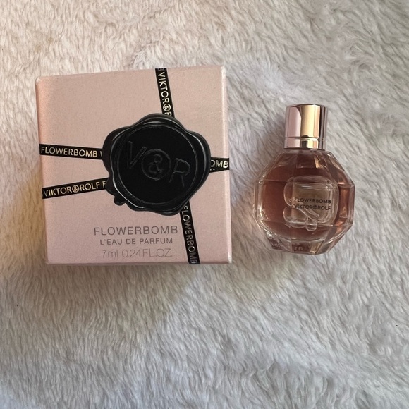 Viktor & Rolf Flowerbomb Set - Picture 2 of 9